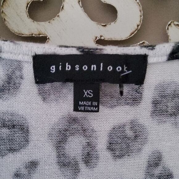 Gibsonlook Women's Long Sleeve V-neck Fleece Top Ivory Black Snow Leopard Print - Picture 4 of 7